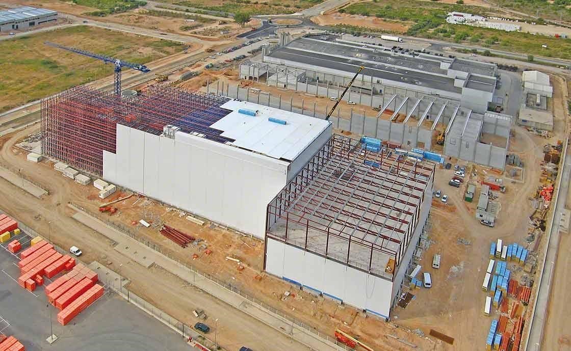 Construcción de almacén con racks autosoportados integrados, preparados para resistir en caso de terremoto o frente a fuertes rachas de viento. Construcción de almacén con racks autosoportados integrados, preparados para resistir en caso de terremoto o frente a fuertes rachas de viento.