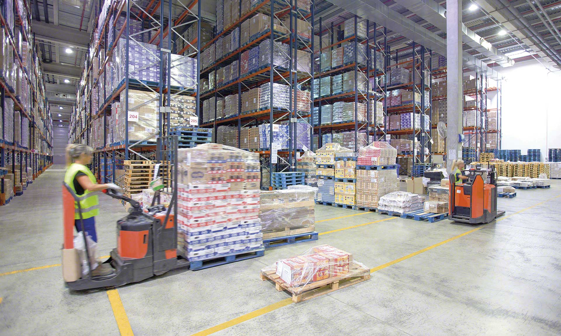 Un almacén de consolidación es una instalación logística que se encarga de agrupar los pedidos individuales en envíos de mayor volumen