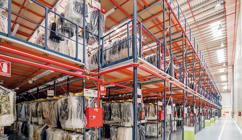 Los mezzanines y los racks con pasarelas multiplican la capacidad de almacenamiento de los almacenes para ropa