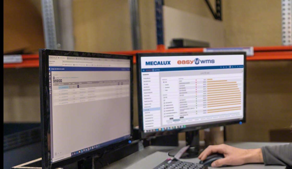 Un almacén semiautomático puede integrar un SGA con soluciones de almacenaje convencionales