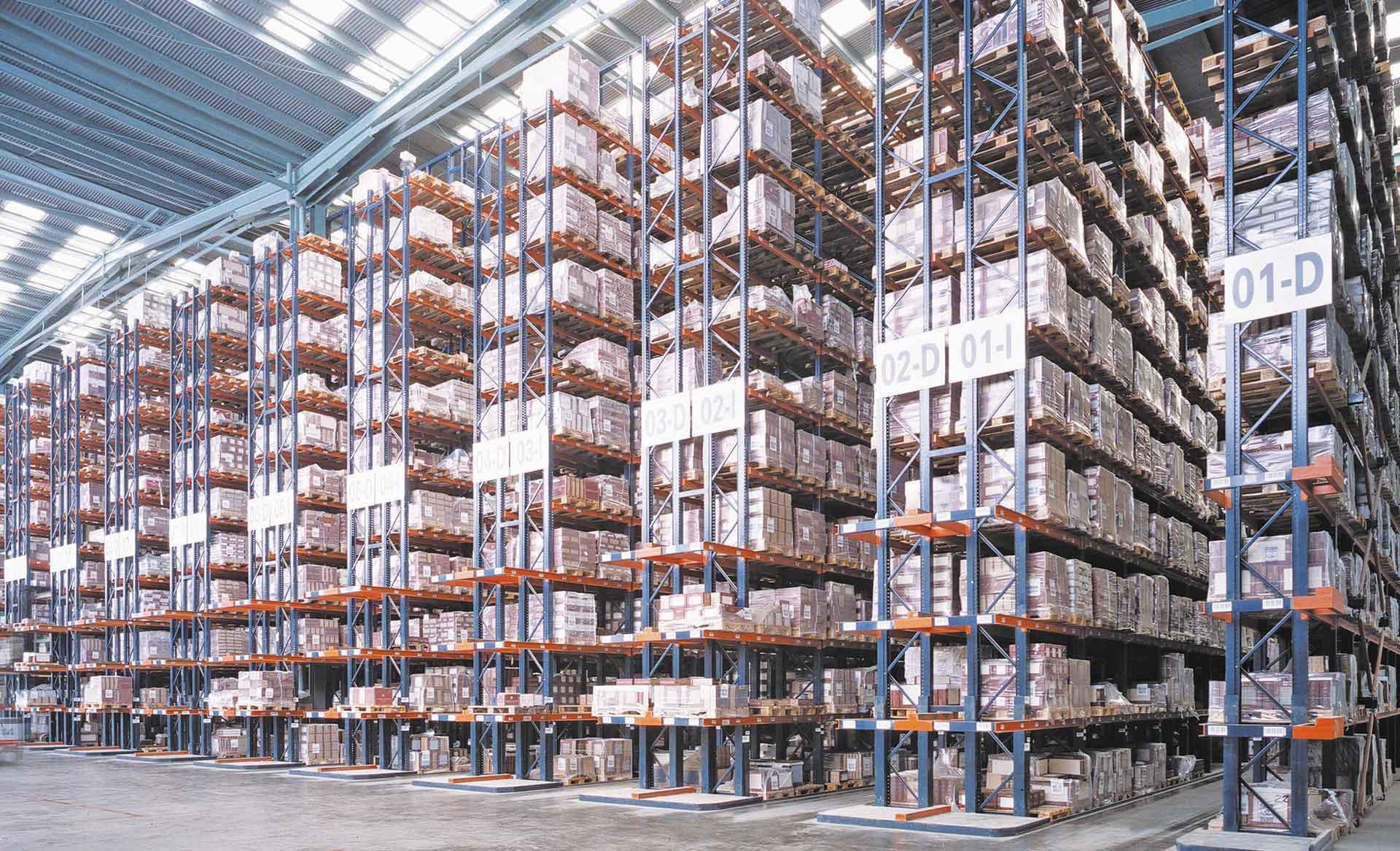 Vista de un almacén que usa el tipo de racks selectivos Vista de un almacén que usa el tipo de racks selectivos