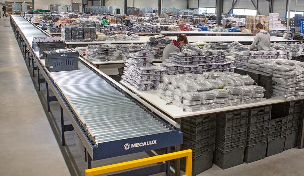 Los transportadores de cajas fomentan la ergonomía en almacenes al seguir la estrategia de preparación de pedidos goods-to-person