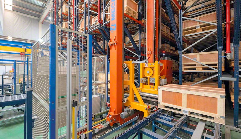Transelevadores instalados en un almacén regulador que agilizan la ubicación y extracción de mercancía