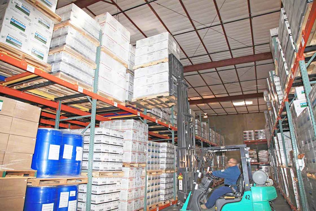 La carga y descarga en sistemas de almacenaje dinámico push-back se realiza por el mismo extremo de la estantería La carga y descarga en sistemas de almacenaje dinámico push-back se realiza por el mismo extremo de la estantería