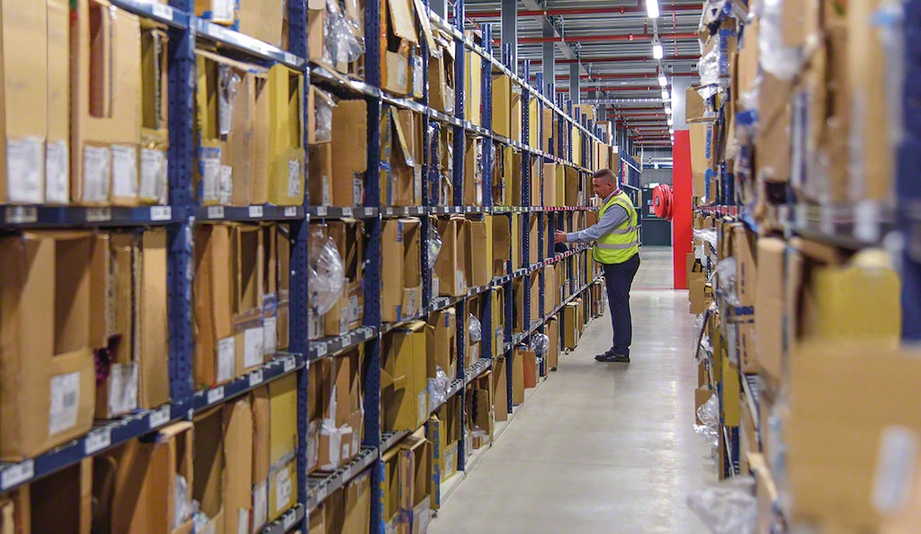 En el centro logístico de Decathlon en Northampton se preparan a diario 3,000 pedidos de venta online