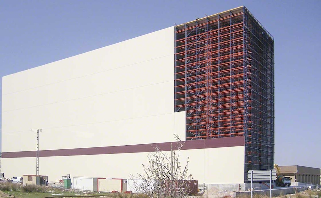 El almacén autoportante de Delaviuda mide 42 metros de alto El almacén autoportante de Delaviuda mide 42 metros de alto