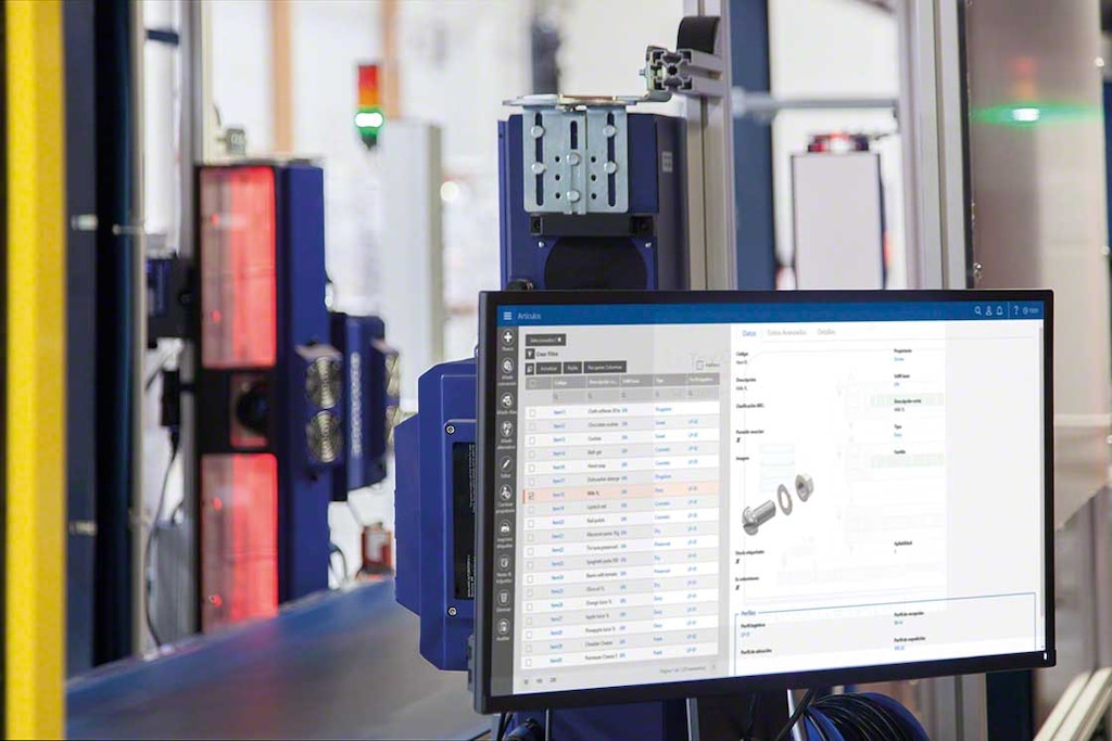 Un SGA como Easy WMS de Mecalux coordina sistemáticamente la entrada y salida de productos del almacén