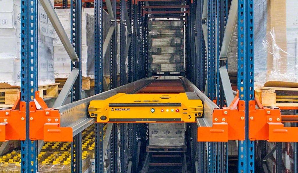 El sistema de almacenamiento Pallet Shuttle organiza el canal de almacenaje, minimizando el impacto del efecto panal en los racks por compactación
