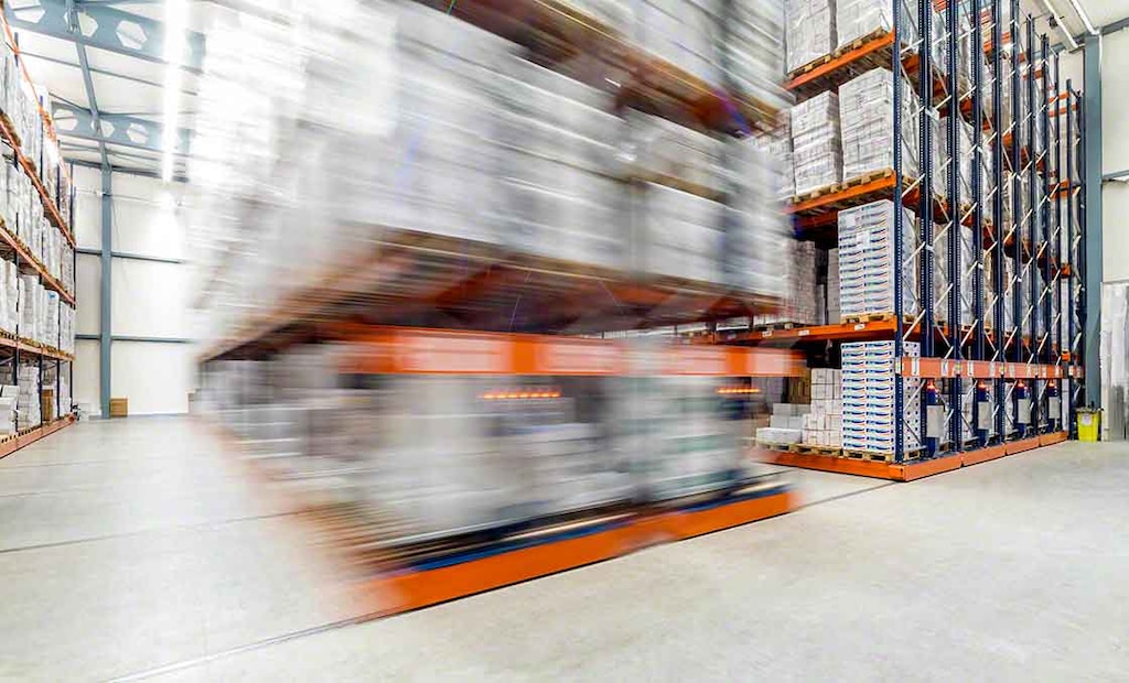 Las estanterías móviles ahorran el espacio dedicado a los pasillos, pero la accesibilidad a las referencias es limitada Las estanterías móviles ahorran el espacio dedicado a los pasillos, pero la accesibilidad a las referencias es limitada