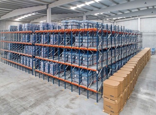 Warehouse equipped with flow racking systems with rollers