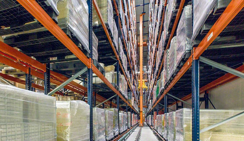 Un sistema automatizado como un transelevador garantiza una operativa ininterrumpida en racks elevados
