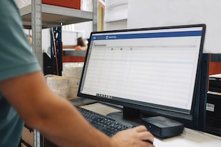 La monitorización de KPI en logística permite mejorar los procesos que tienen lugar en los almacenes