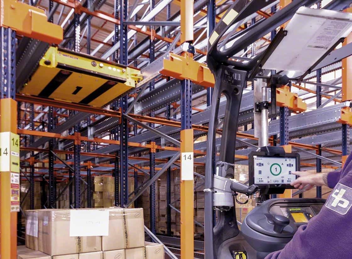 Un operario controla el carro Pallet Shuttle semiautomático desde el montacargas. Un operario controla el carro Pallet Shuttle semiautomático desde el montacargas.
