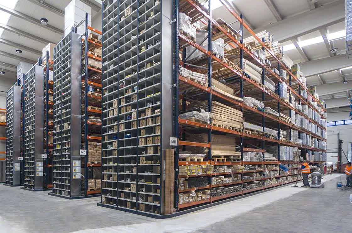 Operarios ejecutando tareas de limpieza en un almacén con rack selectivo