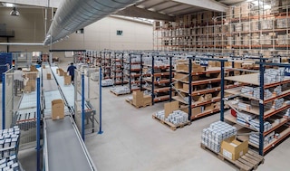 Operators perform the last phase of order picking in the area next to the conveyors