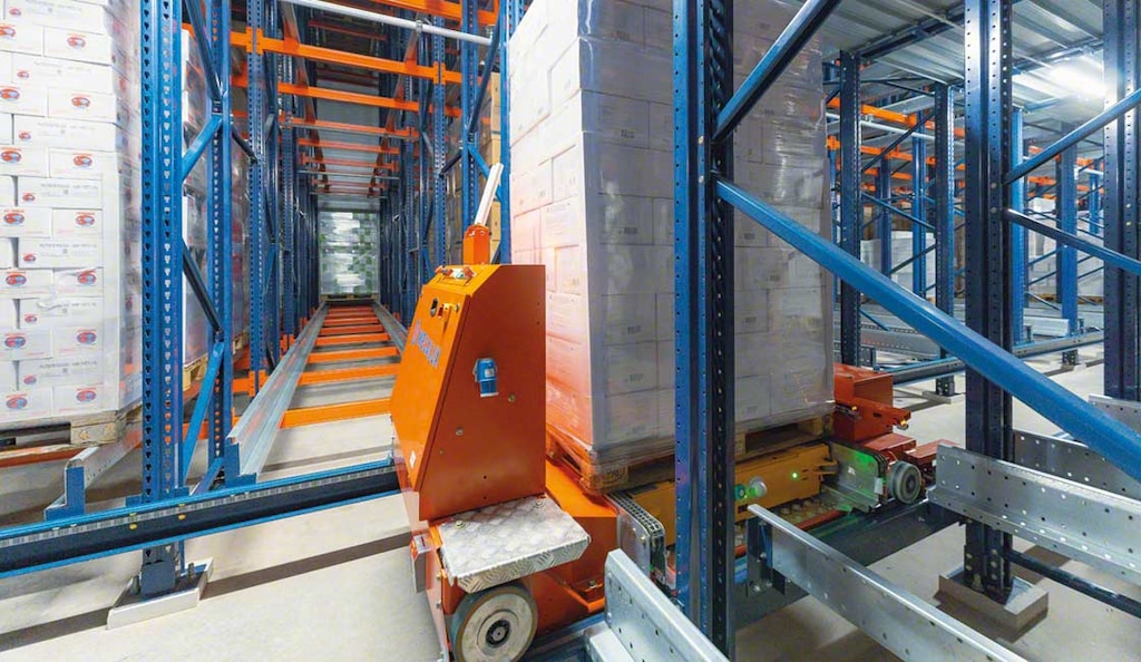 La solución de almacenamiento Pallet Shuttle automático combina lanzaderas y carros motorizados