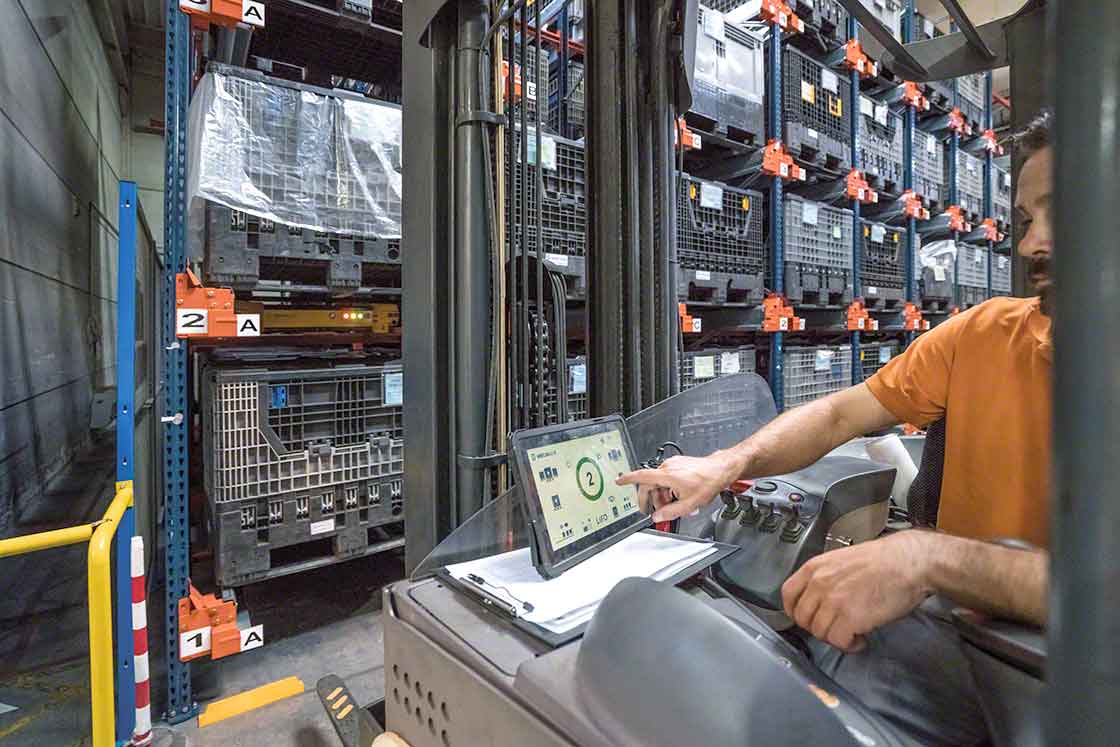 El Pallet Shuttle asiste al operario en las tareas de extracción de cargas automatizando parte del proceso El Pallet Shuttle asiste al operario en las tareas de extracción de cargas automatizando parte del proceso