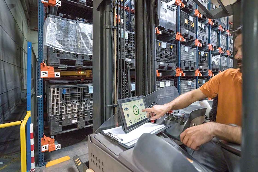El Pallet Shuttle asiste al operario en las tareas de extracción de cargas automatizando parte del proceso