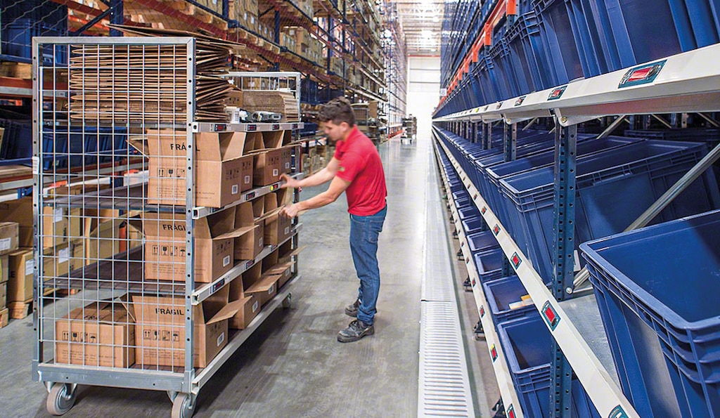 Los operarios siguen las instrucciones del dispositivo luminoso 'put-to-light' para colocar los productos en cada caja