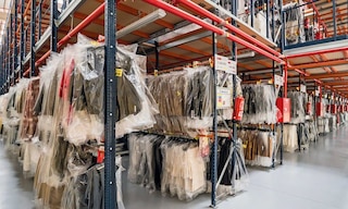 Los racks metálicos para ropa son sistemas de almacenamiento específicos para guardar prendas de forma vertical
