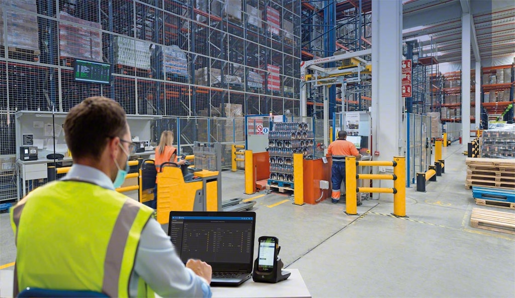 El responsable de logística supervisa las operativas de almacenamiento y distribución de la mercancía