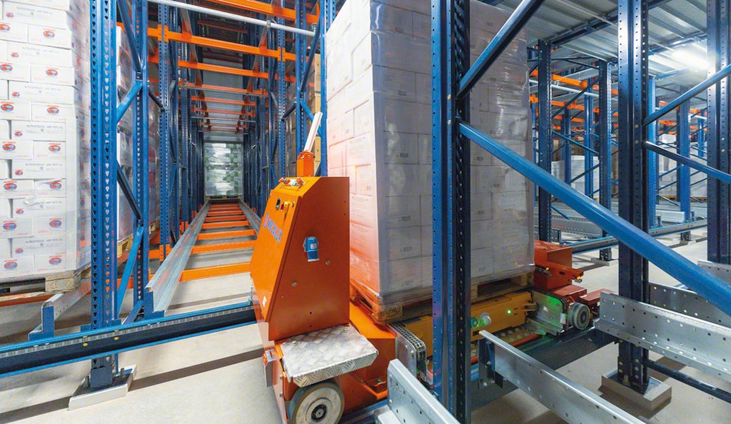 Un pallet shuttle automático es un robot logístico que dinamiza la ubicación y extracción de productos de los racks