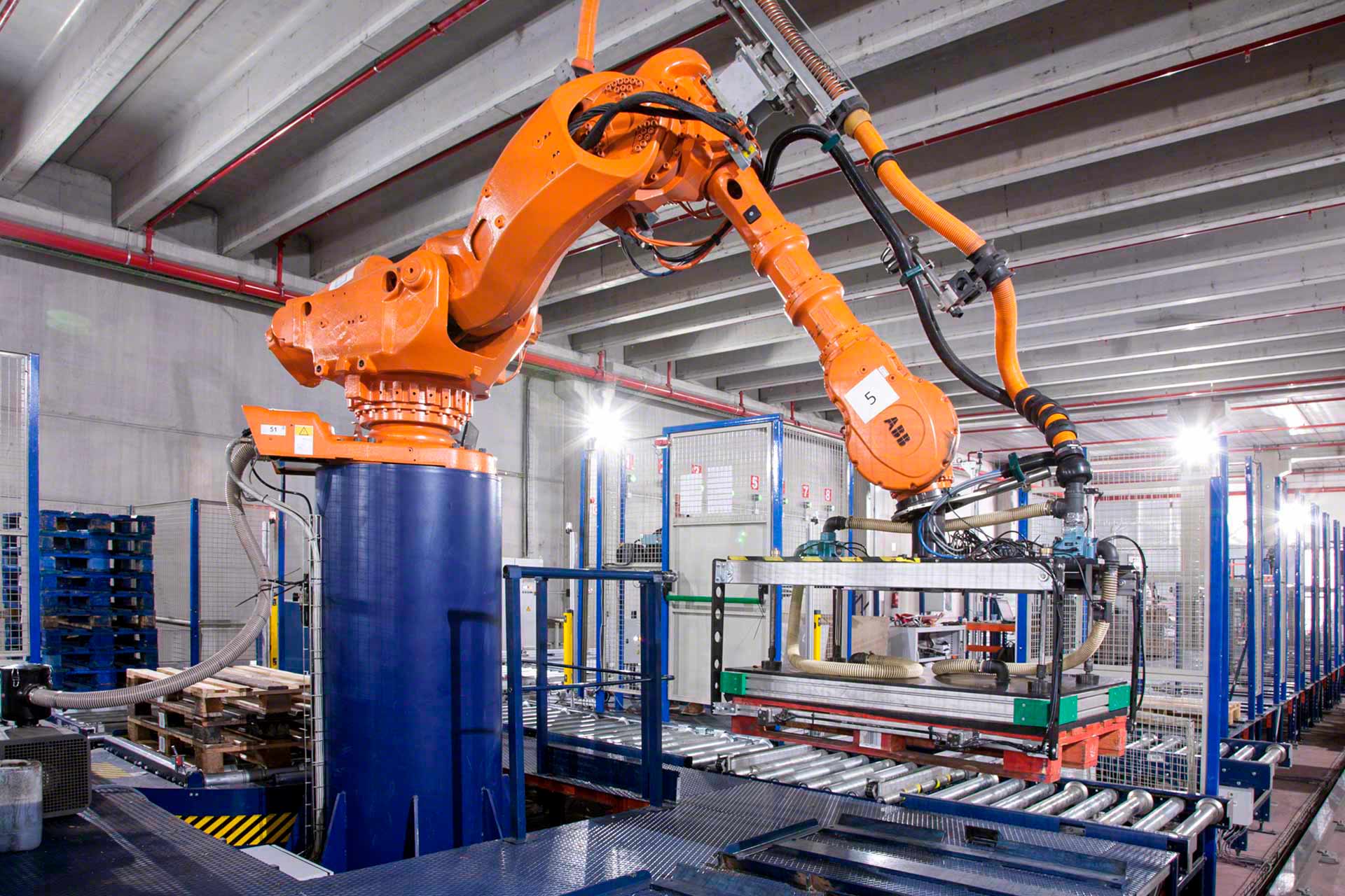 El robot pick and place recoge los productos y los coloca con agilidad y de forma automática en otro sitio El robot pick and place recoge los productos y los coloca con agilidad y de forma automática en otro sitio