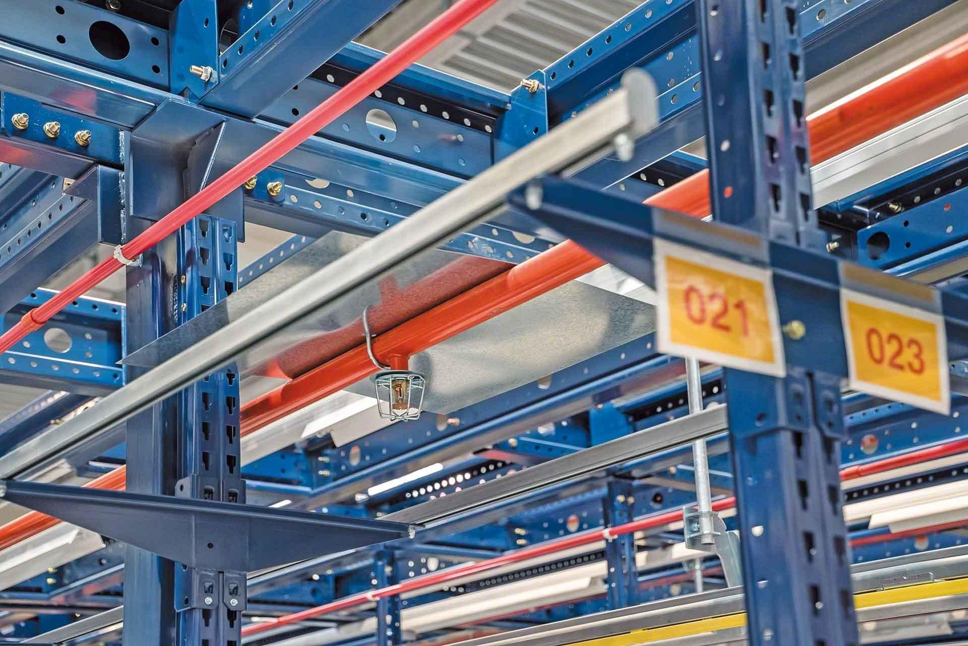 Rociador para la extinción de incendios en el almacén, o sprinkler, integrado en un racks Rociador para la extinción de incendios en el almacén, o sprinkler, integrado en un racks