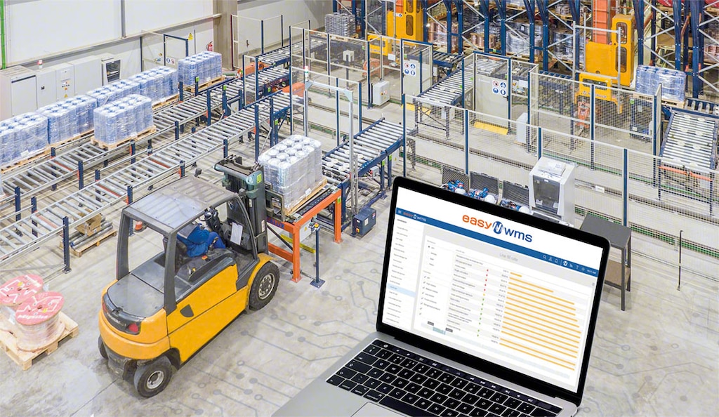 La torre de control se integra con un software como el WMS para monitorizar el rendimiento del almacén