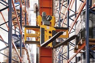 Los transelevadores con microprocesador efectúan la ubicación y extracción de la mercancía de forma automática