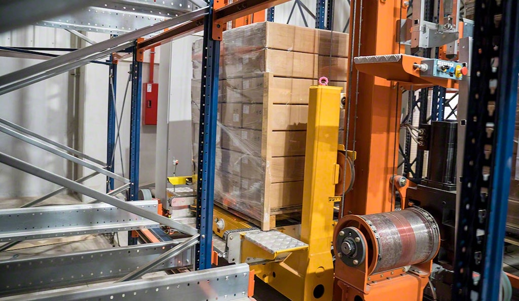Almacén del fabricante de bolsas de papel Finieco con el sistema Pallet Shuttle automático