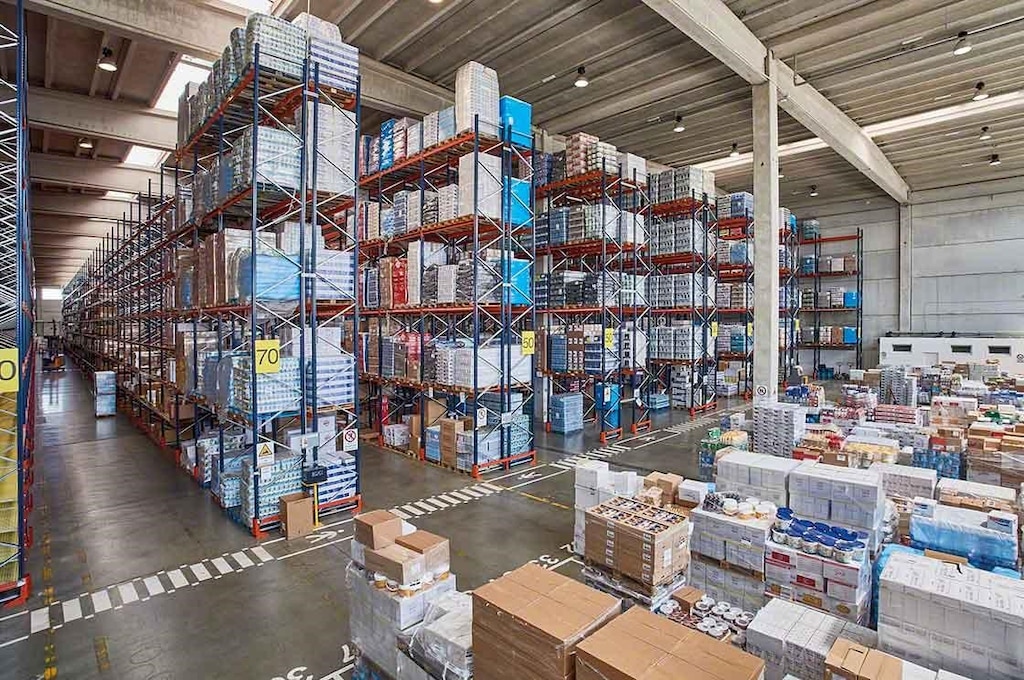 La enorme variedad de productos añade complejidad a la gestión de stock en el almacén La enorme variedad de productos añade complejidad a la gestión de stock en el almacén