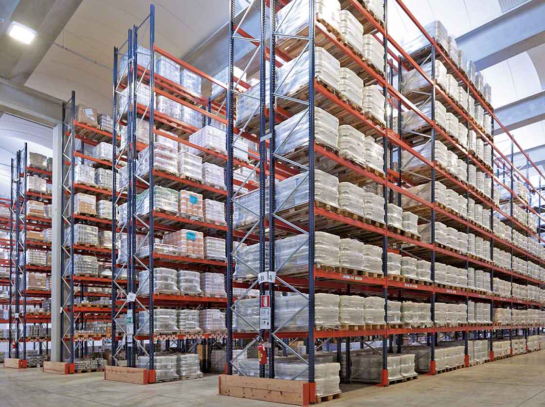 Un alto volumen de productos químicos almacenados aumenta los riesgos de la instalación Un alto volumen de productos químicos almacenados aumenta los riesgos de la instalación