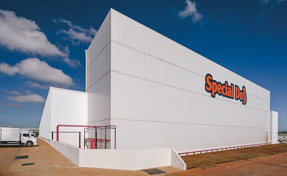 Un almacén automático autoportante para abastecer los 25.000 puntos de venta en Brasil de Special Dog, fabricante de alimentación para mascotas Un almacén automático autoportante para abastecer los 25.000 puntos de venta en Brasil de Special Dog, fabricante de alimentación para mascotas
