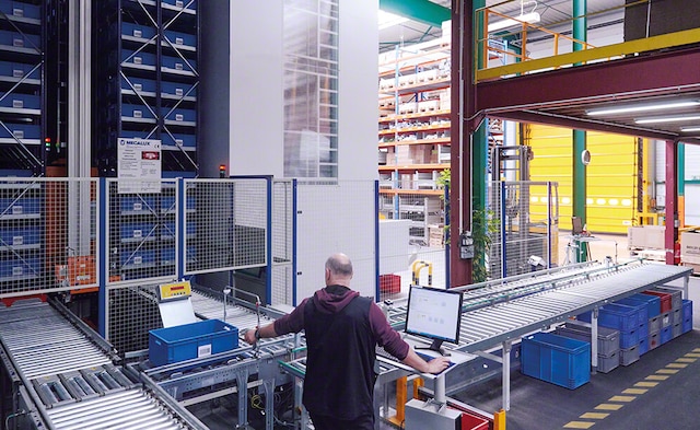 Almacén automático de cajas de Symta-Pièces en Francia
