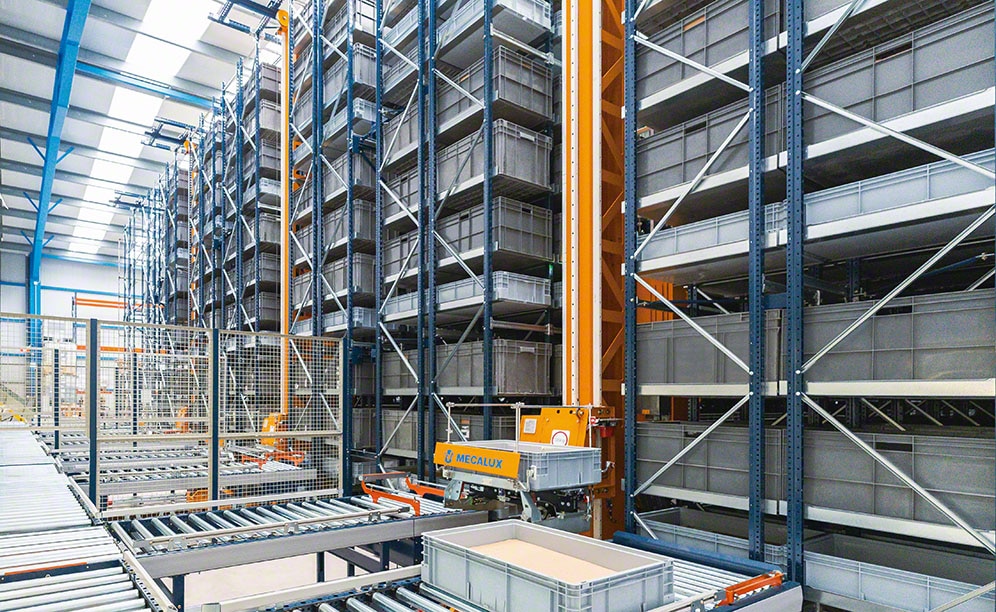 El almacén automatizado gestiona 8,000 cajas en tan solo 625 m²