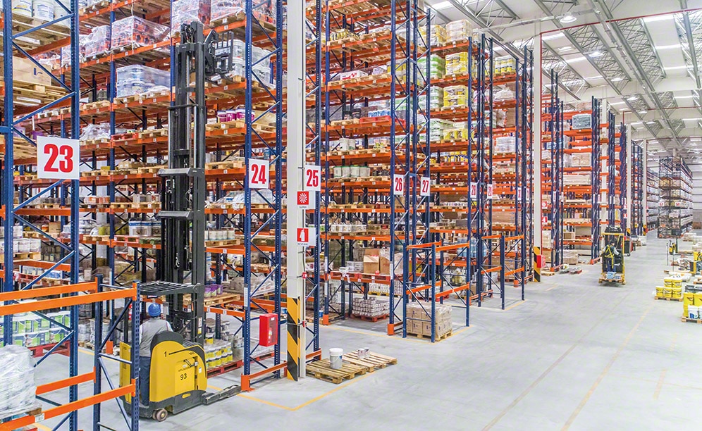 Mecalux ha equipado el almacén con racks selectivos que ofrecen una capacidad de almacenaje para más de 11.600 tarimas