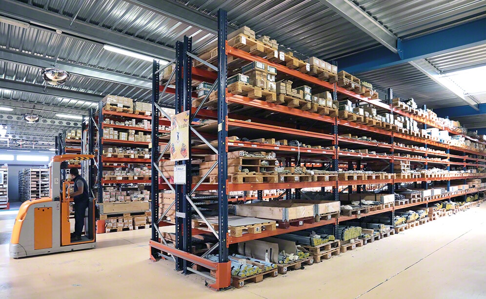Racks selectivos, drive-in, móviles, para tarimas y para picking, conviven en el almacén de SPB Racks selectivos, drive-in, móviles, para tarimas y para picking, conviven en el almacén de SPB