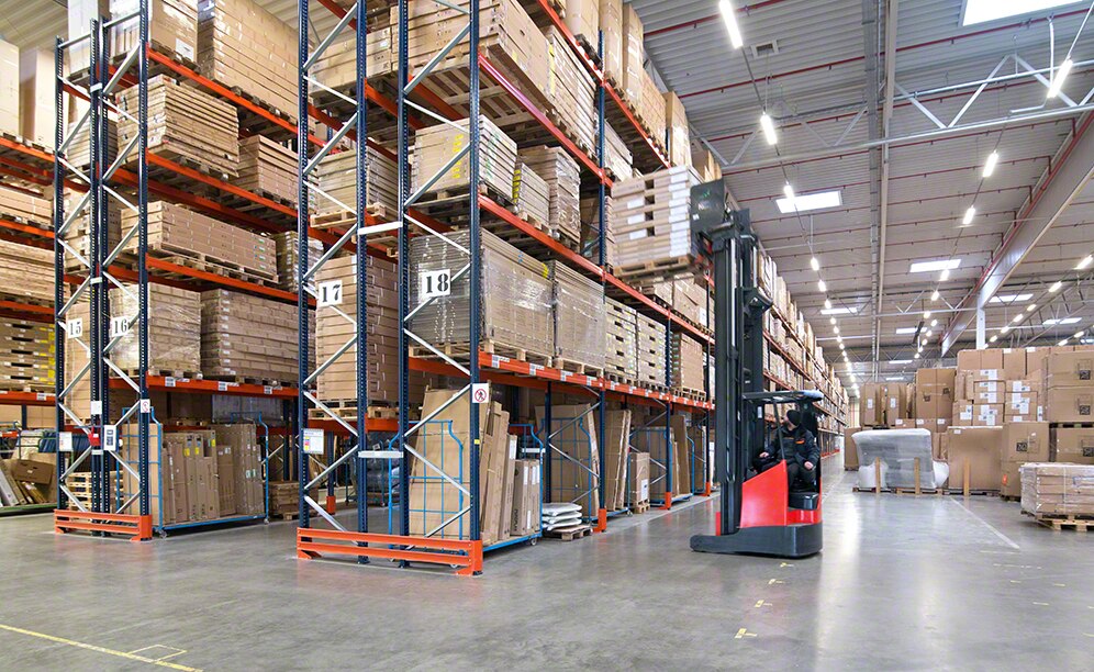 Almacén e-commerce de muebles en Polonia - Mecalux.com.mx