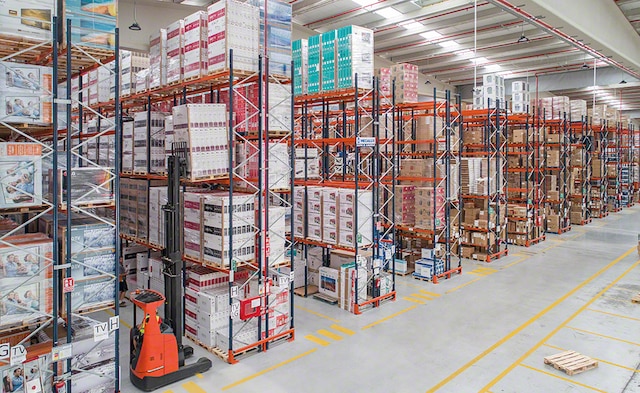 Almacén para logística de electrodomésticos con racks selectivos