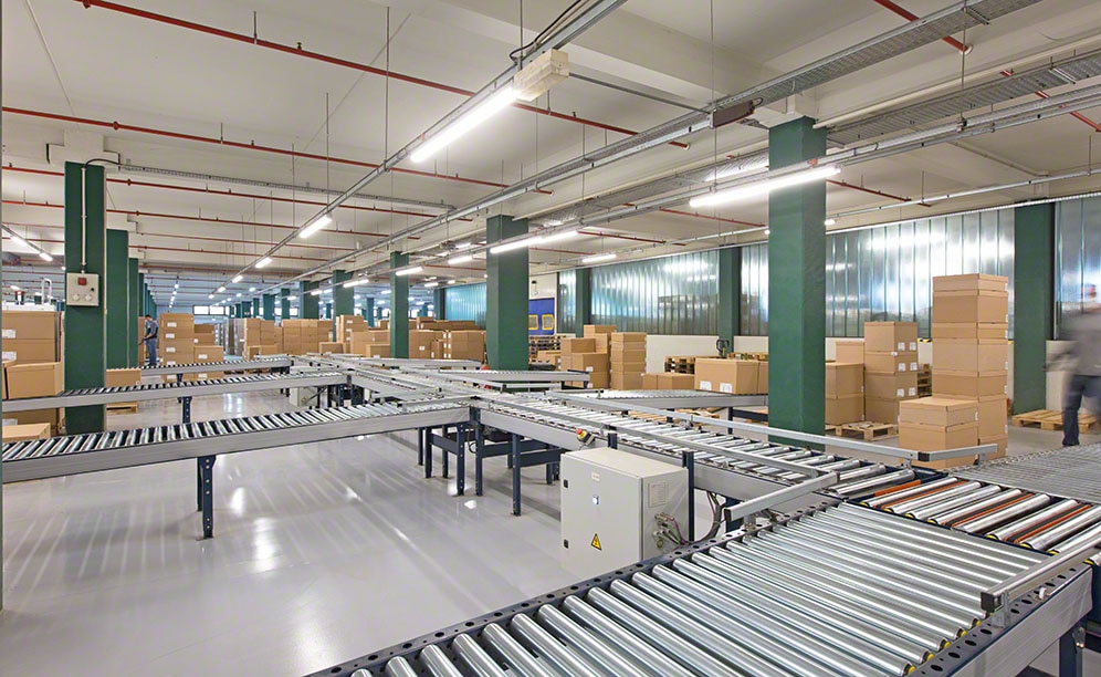 Almacén omnicanal de Mephisto con transportadores para cajas