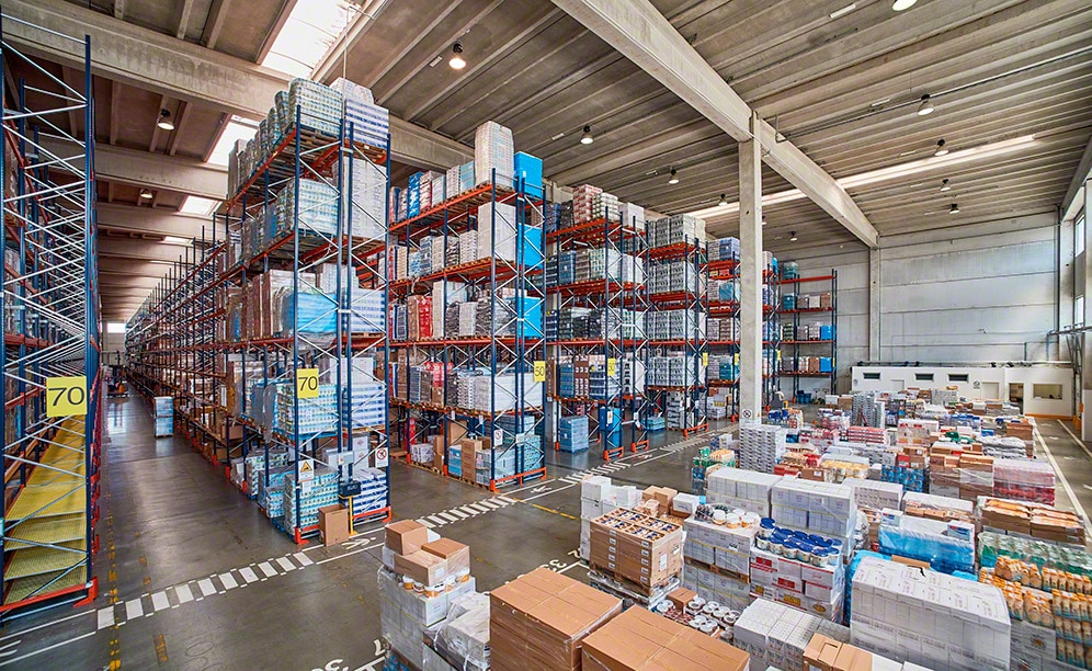Eficiente sistema de preparación de pedidos en el nuevo almacén del operador logístico Ekom Eficiente sistema de preparación de pedidos en el nuevo almacén del operador logístico Ekom