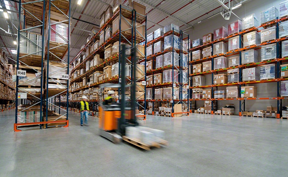 El operador logístico KMC-Services equipa sus almacenes con racks selectivos El operador logístico KMC-Services equipa sus almacenes con racks selectivos