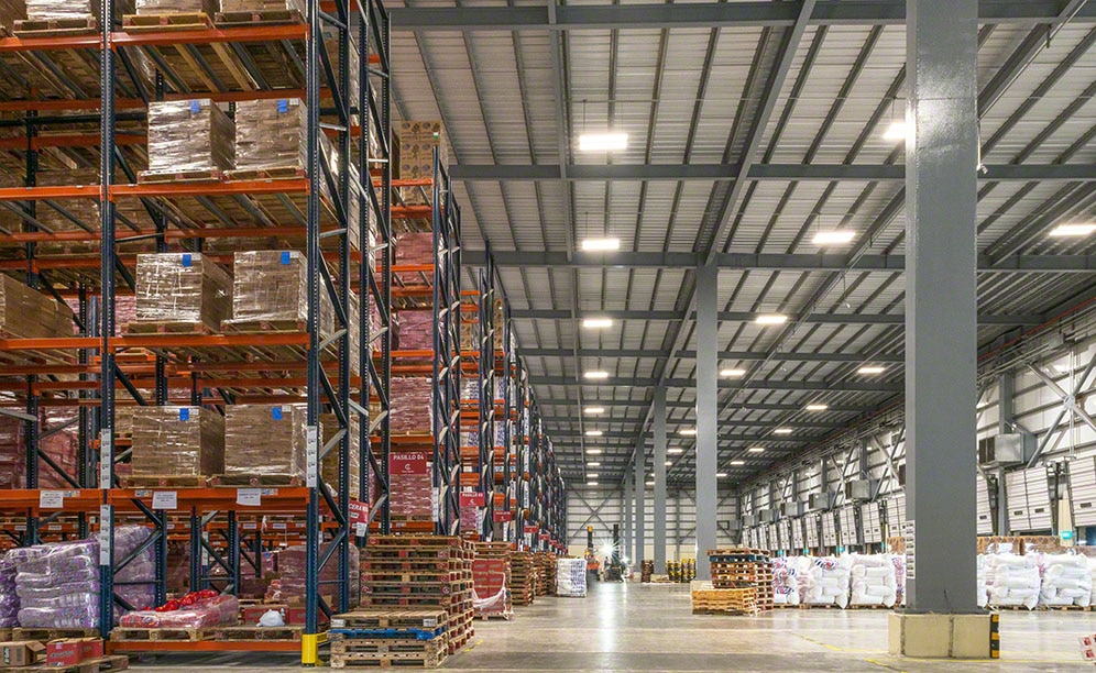 Productos de limpieza y alimentación en el nuevo almacén de César Iglesias Productos de limpieza y alimentación en el nuevo almacén de César Iglesias