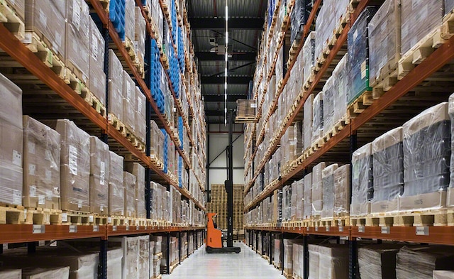 El almacén de Van Rooijen en Bélgica con bienes de consumo