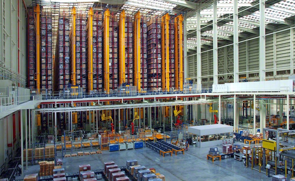 El espacio de almacenaje está totalmente automatizado con 10 transelevadores bicolumna