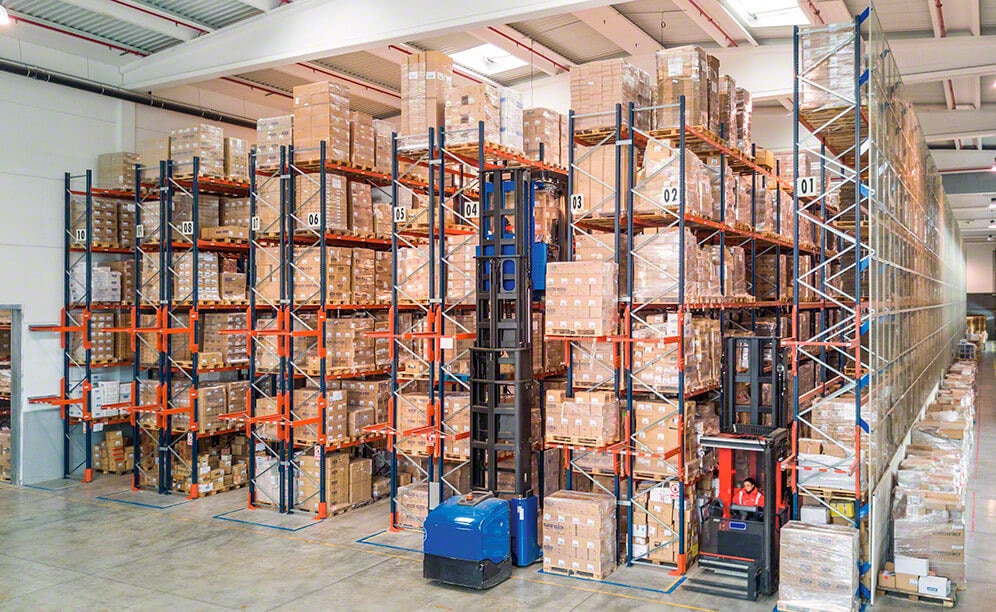 Mecalux ha suministrado los sistemas de almacenaje que componen el almacén: racks de paletización convencional para tarimas con pasillos estrechos, racks dinámicos de picking y un circuito de transportadores con un elevador