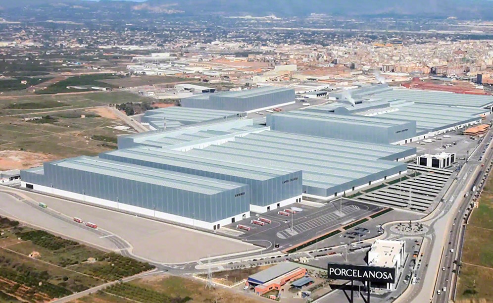 El complejo logístico de Porcelanosa Grupo está compuesto por cinco centros logísticos con almacenes automáticos de gran capacidad