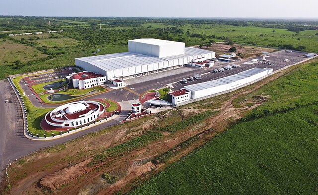 Sobre una superficie de 4.610 m², Mecalux ha construido un almacén automático autoportante de aproximadamente 30 m de altura y una capacidad para más de 28.000 tarimas