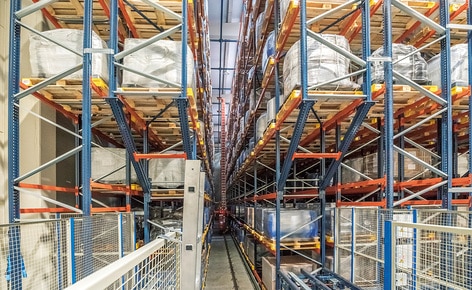Mecalux ha construido un almacén automático para la empresa química Trumpler, compuesto por dos pasillos con racks de doble profundidad a ambos lados